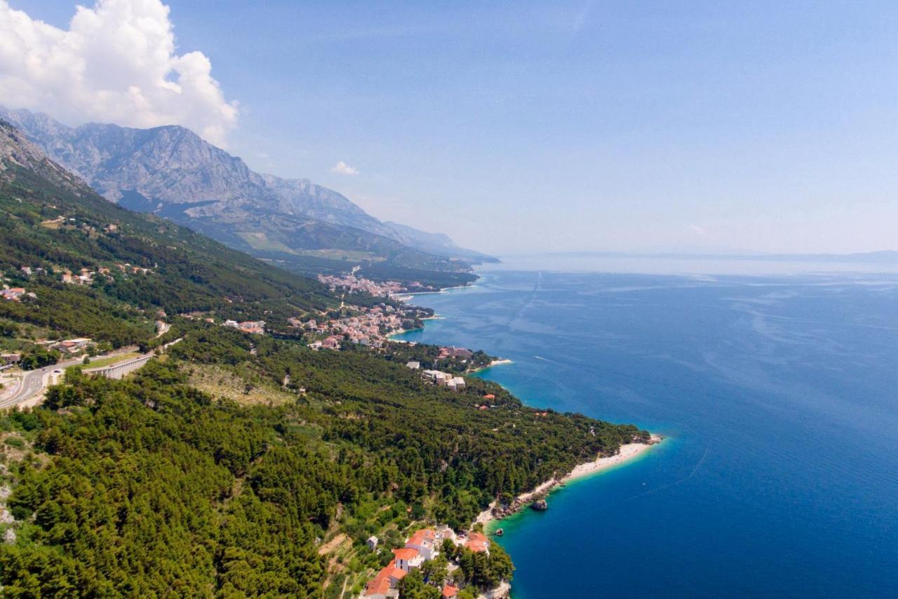 Apartments By The Sea Brela, Makarska - 18356 Kültér fotó