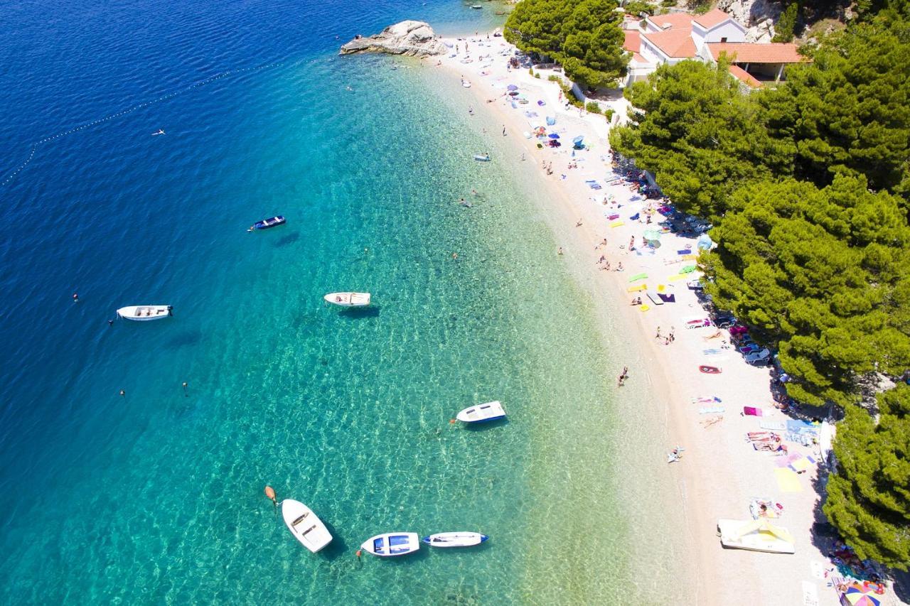 Apartments By The Sea Brela, Makarska - 18356 Kültér fotó