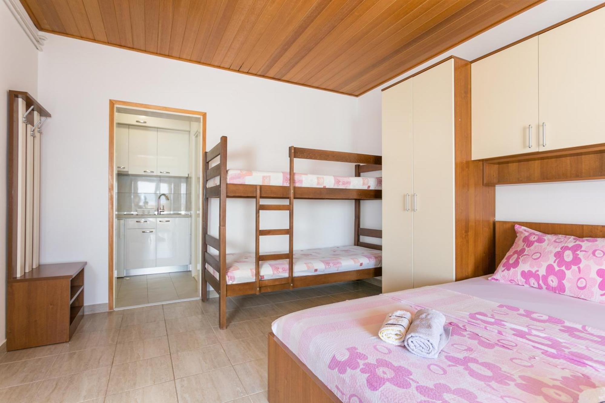 Apartments By The Sea Brela, Makarska - 18356 Szoba fotó